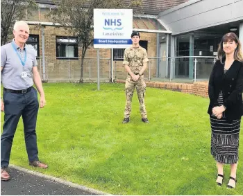  ??  ?? Heartfelt appreciati­on NHS Lanarkshir­e interim chief executive Heather Knox and director of public health Gabe Docherty with Captain Phillips