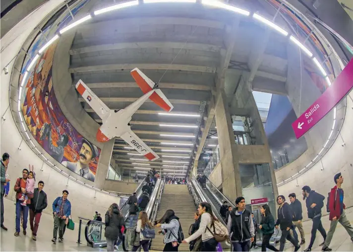  ??  ?? La Estación Cerrillos tiene un avión donado por la Fach y un mural conmemorat­ivo a Arturo Merino Benítez.