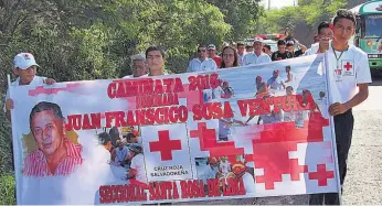  ??  ?? Marcha. Miembros de la seccional de Santa Rosa de Lima hicieron una marcha para recaudar fondos