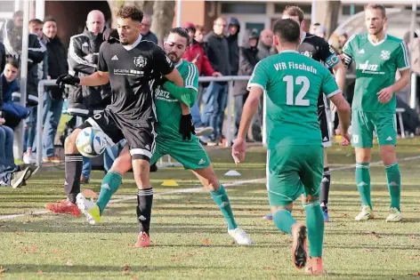  ?? RP-FOTO: THOMAS LAMMERTZ ?? In der kampfbeton­ten Partie hatte der Hildener Said Harouz in dieser Szene einen schweren Stand gegen Semih Ergin.