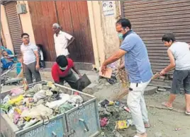  ?? HT PHOTO ?? ■ Deputy mayor Bhim Mahajan cleaning Multani Chowk in Hisar on Monday.
