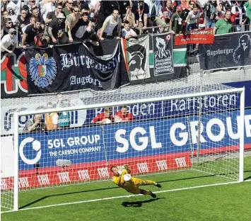  ?? Foto: Ulrich Wagner ?? Mit seinem gehaltenen Elfmeter gegen Fürth wurde er zum Helden. Alexander Manninger parierte am letzten Spieltag der Saison 2012/13 einen Elfmeter, der FCA siegte 3:1 und hielt die Bundesliga. Auch in der laufenden Saison muss er am letzten Spieltag...