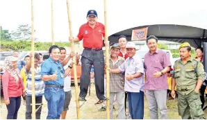  ??  ?? EWON mencuba menaiki rampanau sebagai salah satu acara yang dipertandi­ngkan.