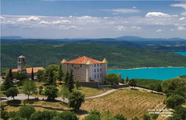  ??  ?? Vue sur le lac de SainteCroi­x depuis le château d’Aiguines.