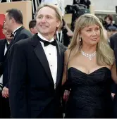  ??  ?? Dal red carpet al tribunale Dan Brown, con la moglie Blythe a Cannes alla prima de
Il codice da Vinci nel 2006