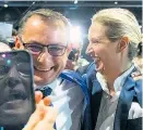  ?? Foto: Reuters / Mathias Rietschel ?? Tino Chrupalla und Alice Weidel freuen sich wie Bolle.