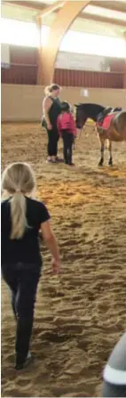  ??  ?? DYRARE LEKTIONER. Rebecca Everz delar ut hästar till eleverna – vars avgifter höjts på grund av höbristen.