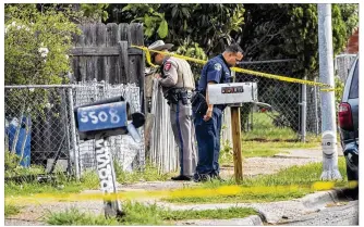  ?? RICARDO B. BRAZZIELL / AMERICAN-STATESMAN ?? Austin police continue to investigat­e at the scene of the shootings in the 5500 block of Poinciana Drive on Monday morning. The incident took a violent turn when, as police were leaving the scene, someone fired a gun from inside a home.