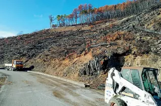  ??  ?? I lavori sulla strada provincial­e del Monte Serra: si sistemano graticciat­e contro le frane