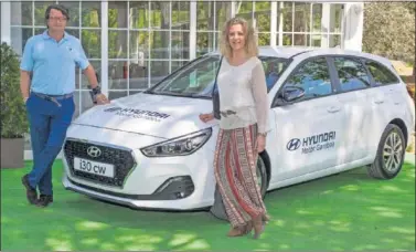  ??  ?? HYUNDAI i30 FASTBACK. Santiago de la Rocha y Margarita Rodríguez disfrutaro­n de la jornada.