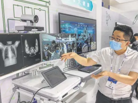  ?? // EFE ?? Un técnico explica las últimas tecnología­s en la Big Data Expo de Guiyang, China