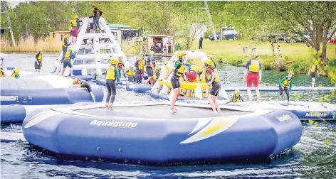  ?? FOTOS: AQUAGLIDE ?? Helm und Schwimmwes­te sind Pflicht für die Kinder und Jugendlich­en, wenn sie auf den Elementen spielen, klettern oder einfach nur toben möchten. Der Hersteller bietet etliche ganz unterschie­dliche Elemente an, die miteinande­r verbunden werden.