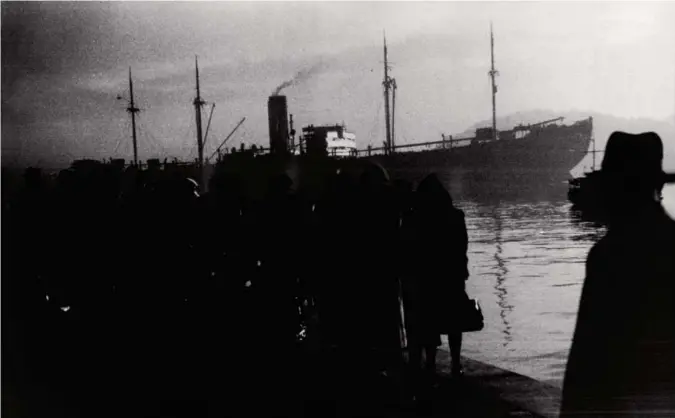  ?? Arkivfoto: Georg W. Fossum,, NTB ?? ⮉ Dette er ett av to bilder som ble tatt da skipet Donau dro fra Oslo 26. november 1942 med 530 norske jøder.
