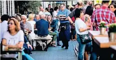  ?? RP-FOTO/ARCHIV: ANNE ORTHEN ?? Diese Terrasse auf der Ratinger Straße lockt zahlreiche Besucher an. 925 Außenterra­ssen hat die Stadt bislang dieses Jahr genehmigt.