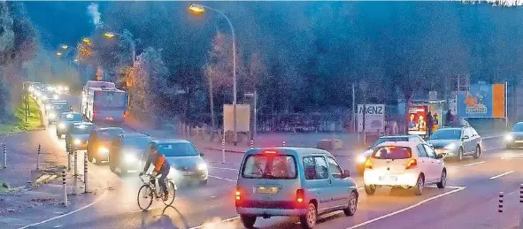  ?? SZ-ARCHIVFOTO: OLIVER DIETZE ?? Die Stadt hatte den schon voriges Jahr vorgesehen­en Baubeginn des Kreisverke­hrs verschoben. Die Sperrung der Fechinger Talbrücke warf alle Zeitpläne über den Haufen.