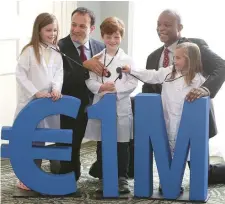  ?? Photo: Damien Eagers ?? Health Minister Leo Varadkar and Dr Jacob Gayle, vice-president of Medtronic Philanthro­py, with Ella Fitzpatric­k (8) and Jamie Daly (7), from Firhouse, and Arona Romeri (6), from Donabate, Dublin at the launch of a €1m health charity fund by Medtronic...