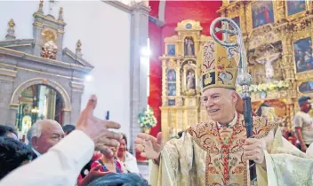  ??  ?? Al presidir la homilía dedicada a la Santísima Trinidad desde la catedral de Tlalnepant­la, el arzobispo Carlos Aguiar pidió a los católicos reunidos en el recinto a tomar conciencia de su vocación.