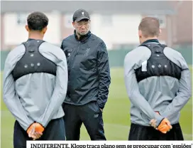  ??  ?? INDIFERENT­E. Klopp traça plano sem se preocupar com ‘espiões’