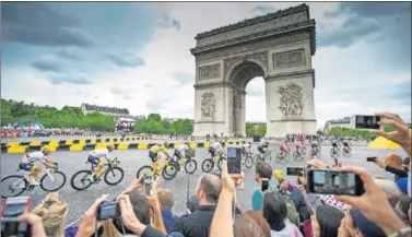  ??  ?? Froome posó con Barguil (montaña), Yates (joven) y Matthews (puntos). En el podio final le acompañaro­n Urán y Bardet en una jornada de fiesta en París.