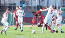  ?? SZ-FOTO: MAS ?? Ein hartes Stück Arbeit war der 2:1-Sieg der TSG Ehingen (hier Narciso Filho, am Ball) gegen Weingarten.