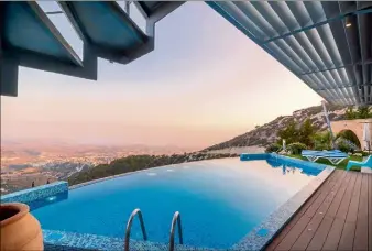  ?? (Photo Pexels) ?? La piscine enterrée s’intègre harmonieus­ement au jardin.