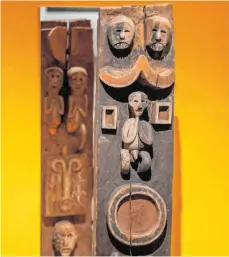  ?? FOTO: LINO MIRGELER/DPA ?? Bekanntest­es Objekt der Sammlung aus Kamerun: Der Blaue-Reiter-Pfosten in der Ausstellun­g des Museums Fünf Kontinente.