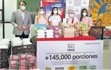  ?? ?? Trabajo en conjunto. Representa­es de las marcas participan­tes entregan los donativos que benefeciar­án a las pacientes del Instituto del Cáncer Dr. Narciso Díaz Bazán en su lucha contra el cáncer de mama.