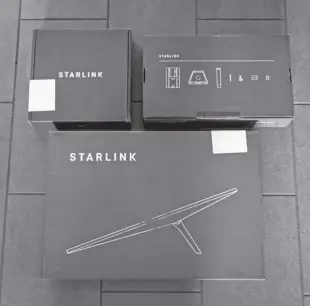  ?? CATE DINGLEY/BLOOMBERG ?? THE Starlink kit comes with a dish, dish mount, and a Wi-fi router base unit.