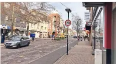  ?? RP-FOTO: STEPHAN MEISEL ?? Die marode Solinger Straße wird 2019 zwischen Fußgängerz­one und Rathaus umgestalte­t. Bordsteine und Parkplätze werden entfernt.