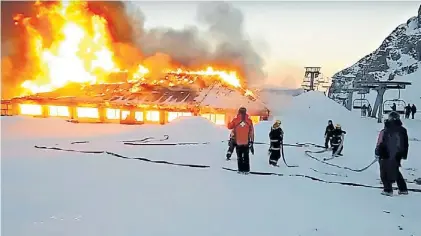  ??  ?? Nieve y fuego. Las llamas devoraron la confitería del centro de esquí La Hoya, en Chubut, el 23 de julio.