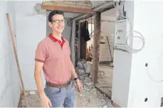  ?? FOTO: BERTHOLD RUESS ?? Aus der Baustelle soll wieder ein Laden werden. Michael Bochtler investiert in den Standort in der Stadt.