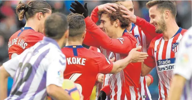  ?? AFP ?? Griezmann, autor de un doblete, es felicitado por sus compañeros después de marcar su primer gol, de penalti, antes del descanso