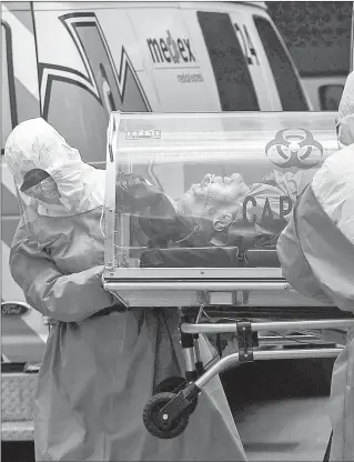  ??  ?? ▲ Ayer continuaba el arribo de personas al área de Covid en el Hospital General, mientras familiares deben esperar afuera por informació­n. Foto Yazmín Ortega Cortés