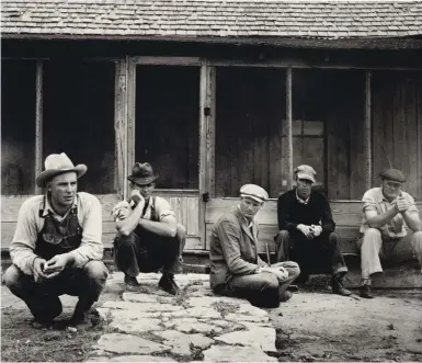  ??  ?? Dorothea Lange (1895-1965), Displaced Tenant Farmers, Goodlet, Hardeman Co., Texas, 1938. © The Dorothea Lange Collection, the Oakland Museum of California. Gift of Paul S. Taylor.