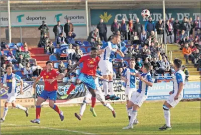  ??  ?? POBRE EMPATE. Samuel despeja un balón colgado al área, ayer ante el Teruel.