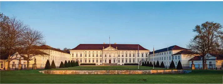  ?? FOTO: NOVARC/MAURITIUS IMAGES ?? Ein großer Ort für ein großes Jubiläum: Am 23. Mai lädt der Bundespräs­ident Bürger aus ganz Deutschlan­d ins Schloss Bellevue ein, um mit ihnen 70 Jahre Grundgeset­z zu feiern. Auch fünf Saarländer dürfen dabei sein.