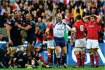  ??  ?? MAN IN THE MIDDLE: Referee Wayne Barnes awards a try to France’s Damien Chouly in the 20th minute of injury time as Les Bleus beat Wales 20-18 at the Stade de France