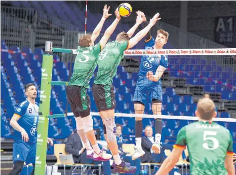  ?? FOTO: GÜNTER KRAM ?? Der 21-jährige Linus Weber, hier gegen die blockenden Bühl-Akteure Niklas Kronthaler und Mathäus Jurkovics (grünes Trikot, von links), hofft nach einem schwachen Play-off-Start auf einen weiteren Formanstie­g.