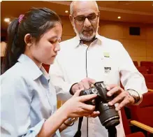  ??  ?? Lee Wai See of Kolej Tingkatan Enam Desa Mahkota, Kuala Lumpur, consulting Mahfooz during a briefing as she tests the camera.