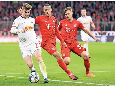  ?? FOTO: MATTHIAS BALK/DPA ?? Die Bayern-Spieler Thiago (M.) und Joshua Kimmich (r.) versuchen RB Leipzigs Timo Werner (l.) zu stoppen.