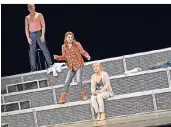  ?? RP-FOTO: KNAPPE ?? Spielten bei der gelungen Inszenieru­ng der „Wunschklin­der“in der Lobberiche­r Wener-Jaeger-Halle mit: Max Lindow, Claudia Wenzel (Mitte) und Ulla Wagener.