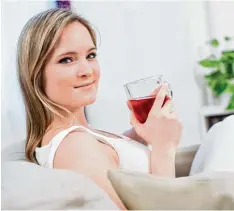  ?? Foto: Christin Klose, dpa ?? Ein Tässchen Gemüsesaft – und schon fließen die Giftstoffe aus dem Körper? Ganz so einfach ist es nicht.