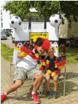  ??  ?? Stephan Elsner und Sohn Jonas (4 Jahre) ließen sich gerne im deutschen Fan Out fit fotografie­ren.