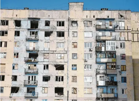  ??  ?? Die Fenster sind zerborsten, die Wände durchlöche­rt: Die ostukraini­sche Stadt Awdijiwka liegt nur wenige Kilometer von Donezk entfernt, der Separatist­enstadt auf der an deren Seite der Front.