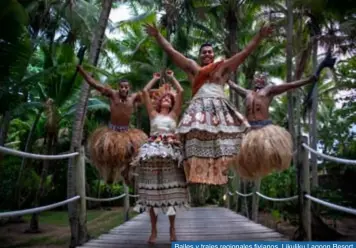  ??  ?? Bailes y trajes regionales fiyianos. Likuliku Lagoon Resort