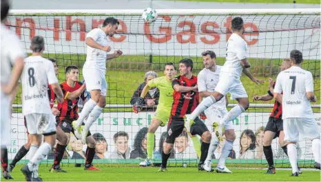  ?? FOTO: THOMAS SIEDLER ?? Einer der Hoffnungss­chimmer im Derby gegen Dorfmerkin­gen: Die Kopfballst­ärke von Essingens Simon Fröhlich (Nummer fünf) bei Eckbällen und Freistößen. Gegen Sindelfing­en soll aber auch in den anderen Mannschaft­steilen die Leistung wieder stimmen.