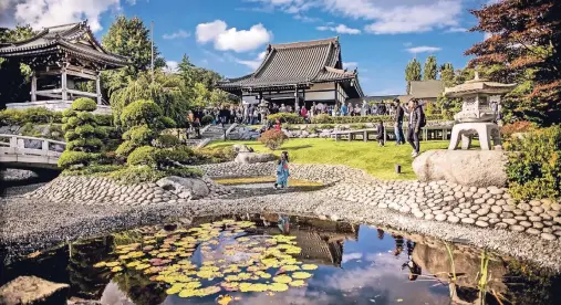  ??  ?? Den buddhistis­chen Tempel auf dem Gelände des EKO-Hauses in Düsseldorf-Lörick ist am morgigen Japan-Tag geöffnet. In dem großen Tempelgart­en können die Besucher die Seele baumeln lassen.