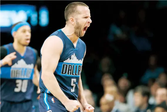  ??  ?? José Juan Barea celebra luego de anotar un canasto de tres puntos en el desafío contra los Nets de Brooklyn celeberado ayer.