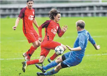  ?? FOTO: GKR ?? Gegen den SV Kressbronn (rote Trikots) hat der SV Maierhöfen-Grünenbach mit 1:3 das Nachsehen.