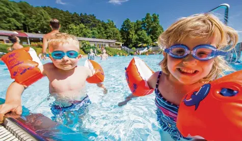  ?? Foto: Benedikt Siegert ?? Ab ins kühle Nass: Der vierjährig­e Tim und seine gleichalte Cousine Magdalena planschen im Nichtschwi­mmerbereic­h des Dinkelsche­rber Waldfreiba­ds. Sie sind aus Thann hausen zum Baden hergekomme­n.